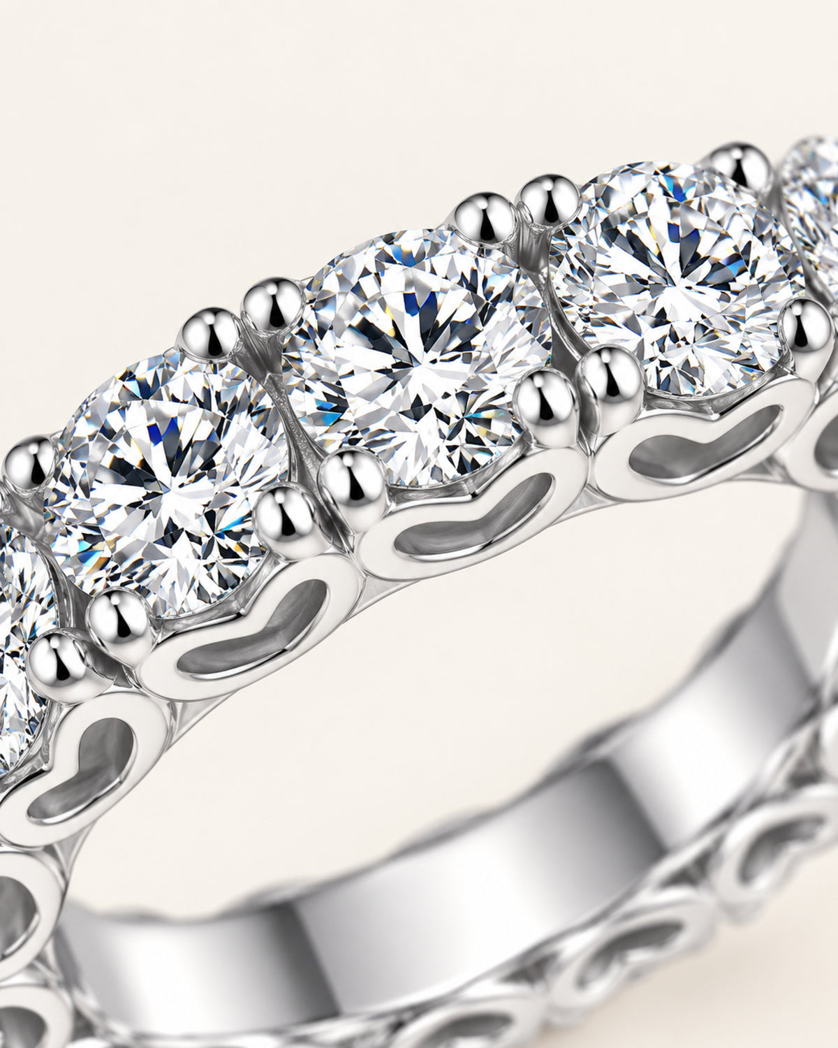 Round cut moissanite stones and shared prong setting close-up